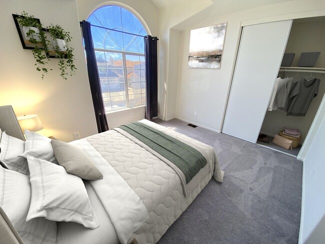 Building Photo - Advent - Beautiful & Bright Updated Home W...