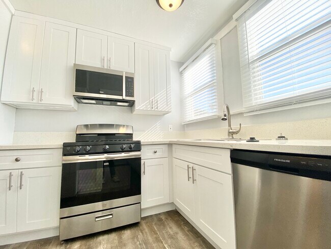 Building Photo - 1750 N La Brea Ave