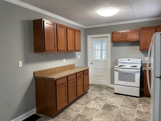 Building Photo - 3 BED, 1 BATH HOME $1,275 MONTH, $1,275 DEPOSIT!!