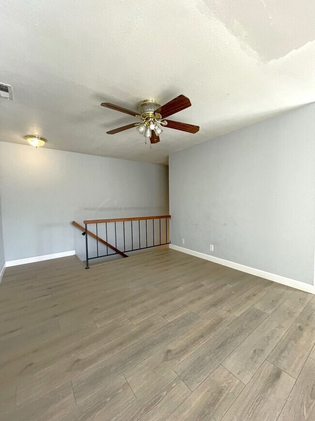 Foto del edificio - Absolutely Gorgeous 2 Bedroom 1 Bath Condo in Desirable Area of Fremont