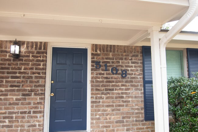 Foto del edificio - 5108 Twin Oaks St