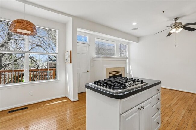 Foto del edificio - 14104 Parker Farm Way