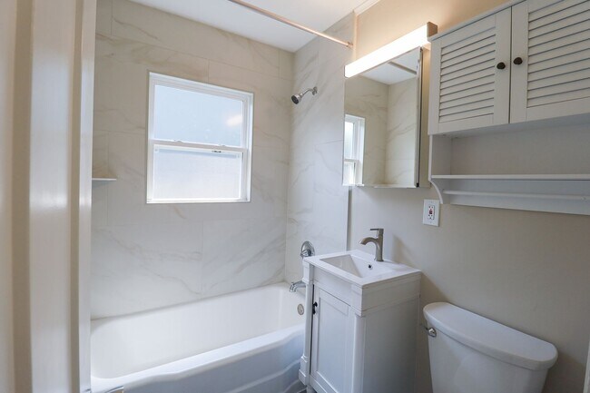Foto del edificio - Step into this beautifully updated, move-i...