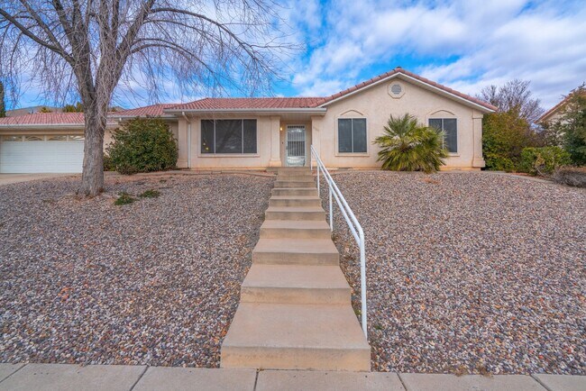 Building Photo - Lovely 3 Bedroom Home with New Appliances