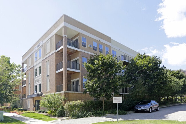 Building Photo - Richard Apartments