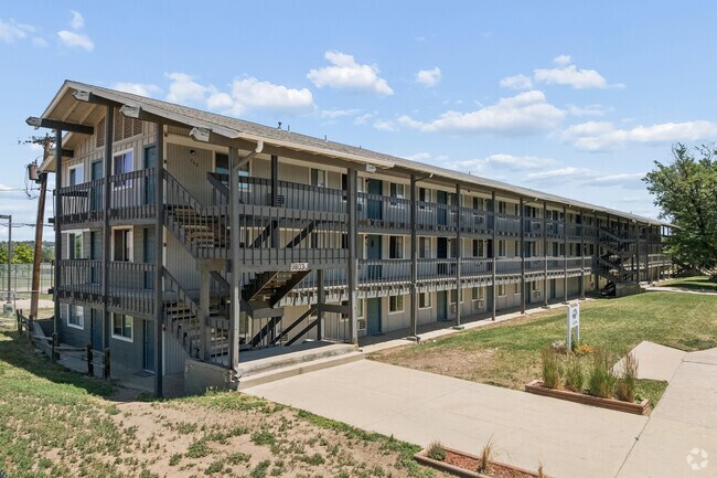 Vista alternativa del edificio - Bear Valley Village Apartments