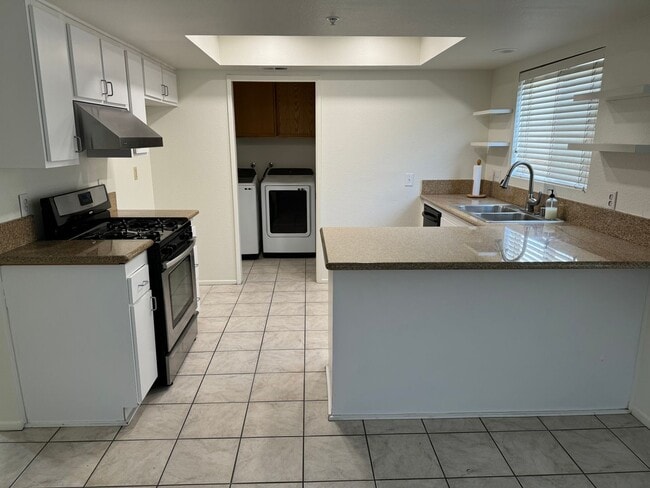 Building Photo - Downtown Brea Townhome