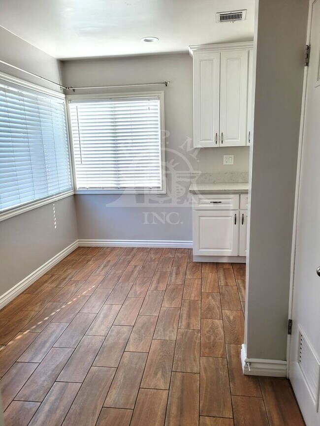 Building Photo - Charming 3 Bedroom Home Available in Oakmo...