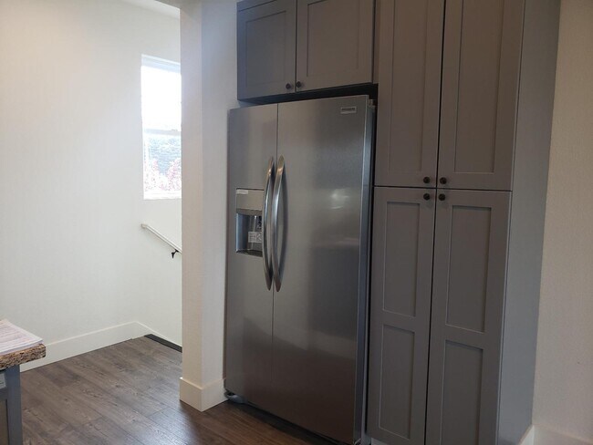 Building Photo - 555 Poplar St
