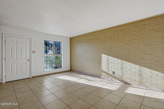 Building Photo - 10068 Oakwood Dr