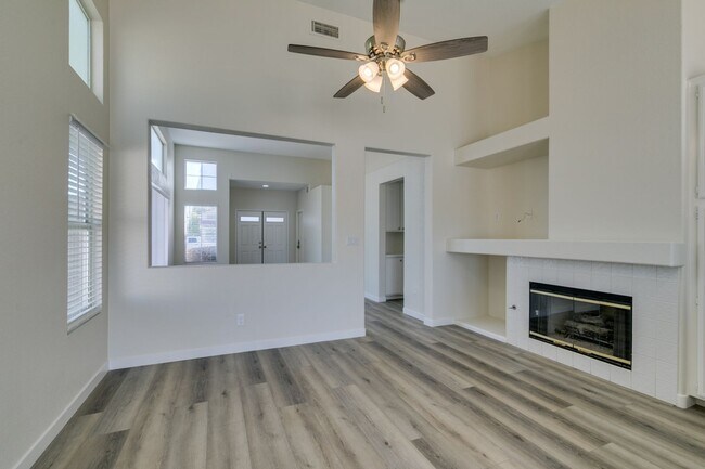 Building Photo - Stunning 3-Bedroom, 2-Bath Home in North L...