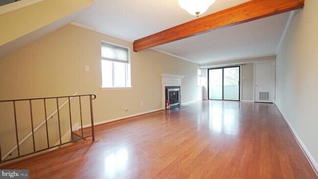 Building Photo - 498 Summit House