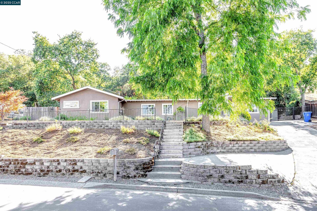 Primary Photo - 1371 Juanita Dr
