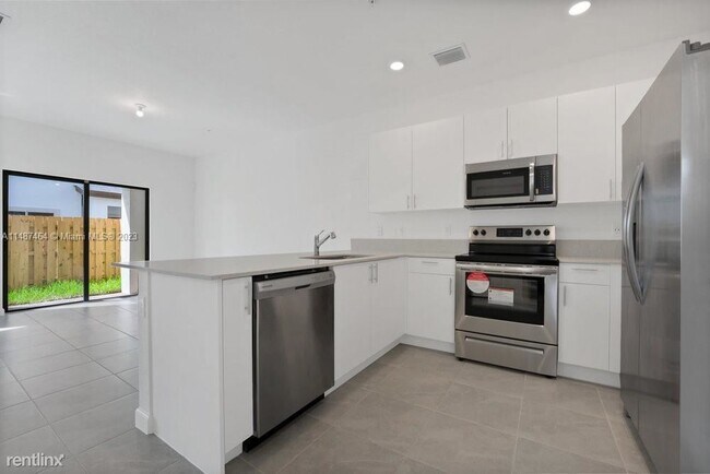 Building Photo - 3 br, 2.5 bath House - 286 SW 159th Pl # 286