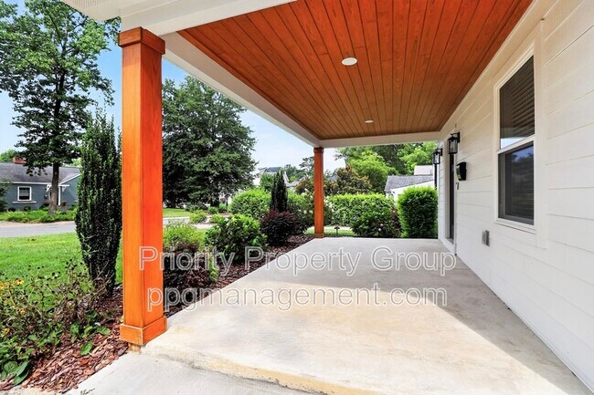 Foto del edificio - 1033 Drummond Ave