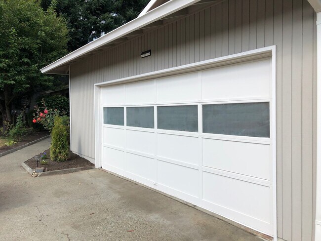 Foto del edificio - Stylish Kirkland Rambler with Fenced Yard ...
