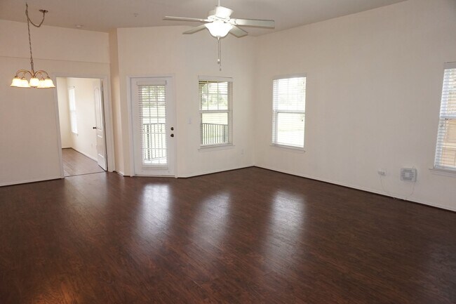 Building Photo - 400 Summit Ridge Pl