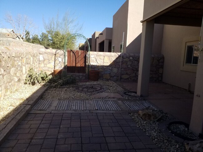 Foto del edificio - AVAILABLE NOW:  Over-55 Town House for Rent