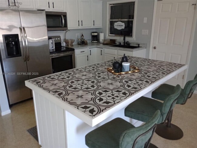 Building Photo - 368 Tihami Rd