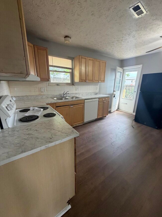 Foto del edificio - 3732 Red River Dr