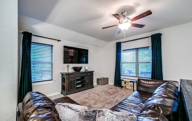 Building Photo - 318 Clorinda