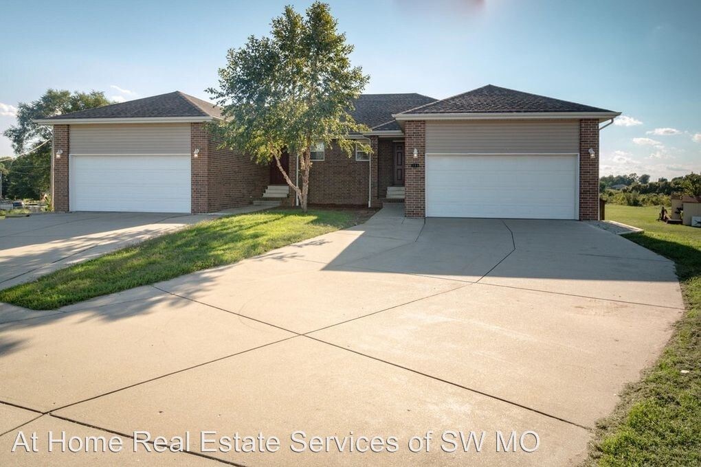 300 Excalibur Ct, Willard, MO 65781 Room for Rent in Willard, MO