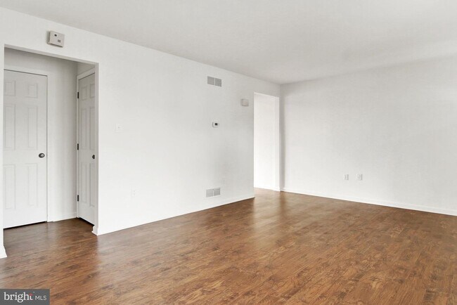 Foto del edificio - Mount Holly Springs townhome for rent