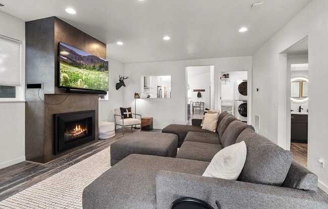 Foto del edificio - 4 Bed, 2 Bath, Fully Furnished, 2 Level Home, Fenced Yard