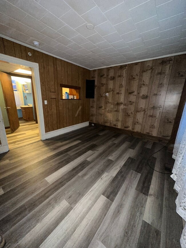 Building Photo - 640 Main Rd N