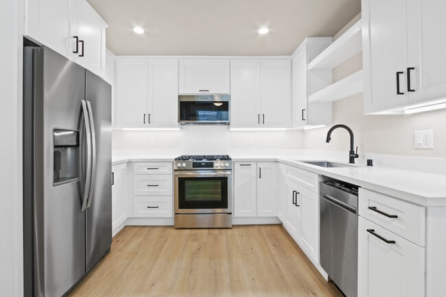 Kitchen - 15962 S Myrtle Ave