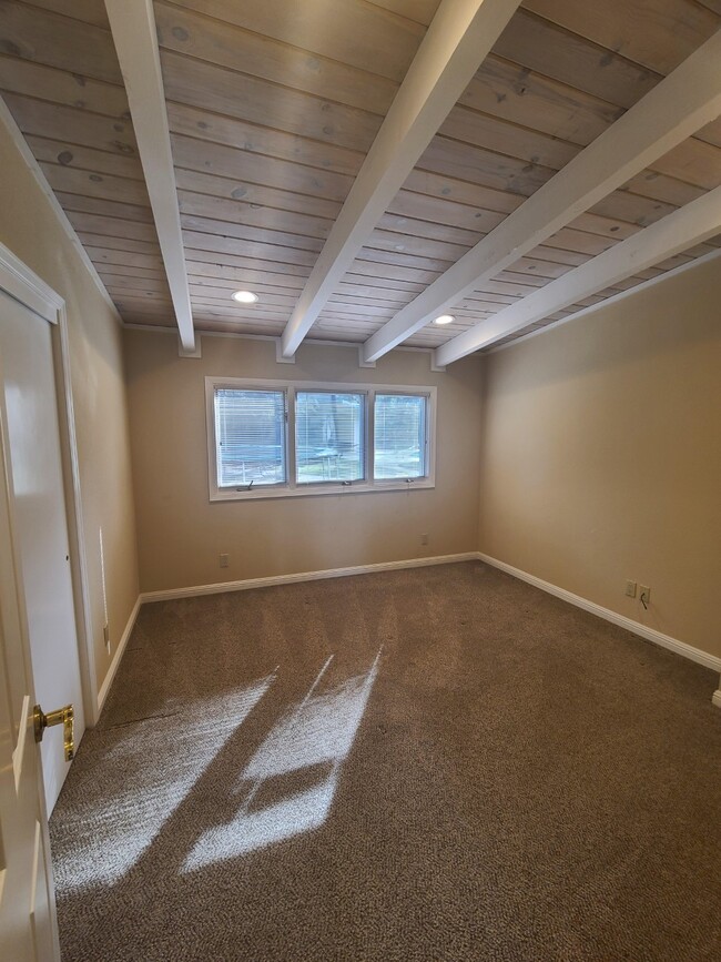 Building Photo - 13800 Robleda Rd