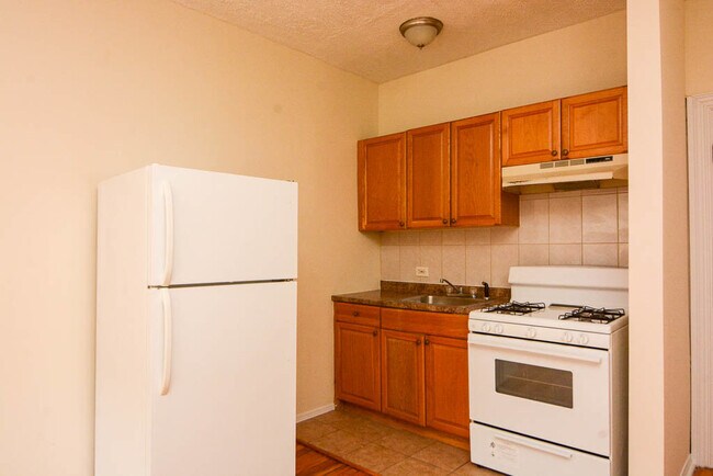 Building Photo - 2737 N Spaulding Ave