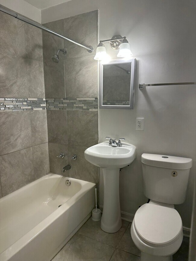 Foto del edificio - 4037 Cedardale Rd