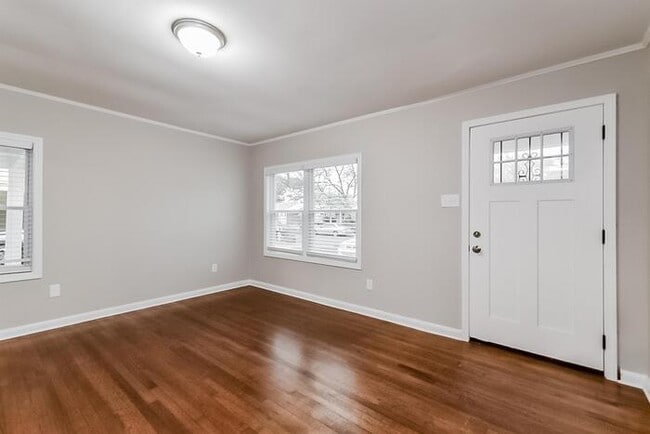 Building Photo - Renovated Home! Great Location!