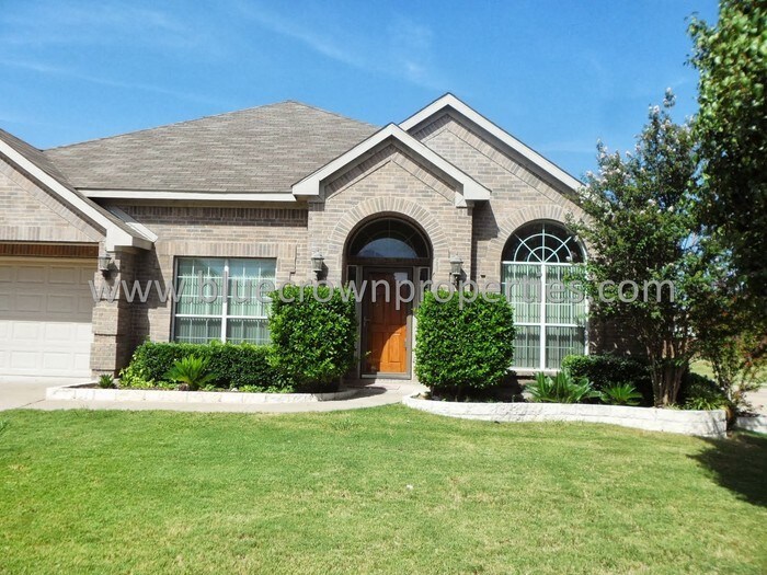 Foto principal - Spacious 3 or 4 Bedroom w/ 3 Car Garage