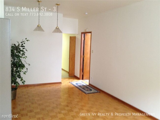 Building Photo - Sunny Top Floor 2 Bed 1 Bath Steps from UIC