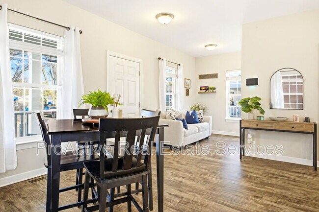 Building Photo - 913 Joyce St