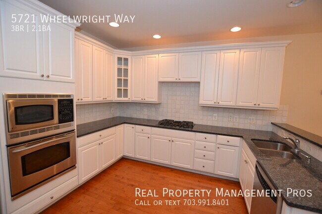 Building Photo - Beautifully Updated Townhome In Dominion V...