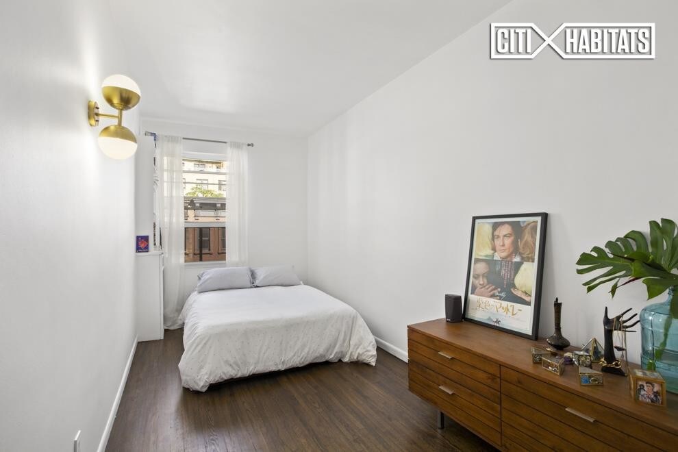 Building Photo - 46 W 71st St