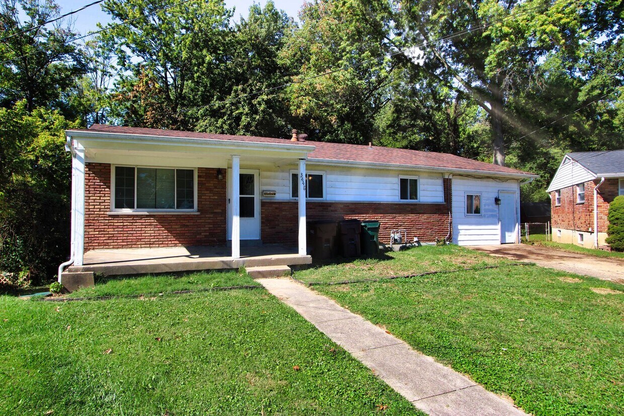 Foto principal - 4 Bed 2 Bath House for Rent