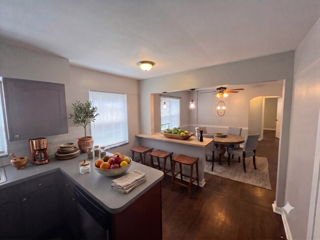 Cocina Comedor 2 AI - 170 N. Rose Blvd