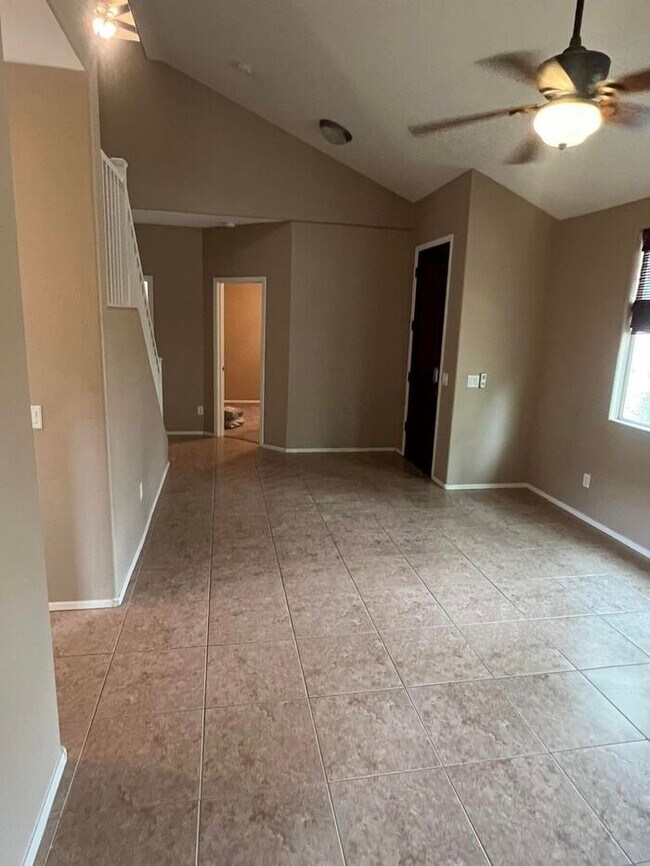 Building Photo - 4-bedroom and loft in the Willows with com...