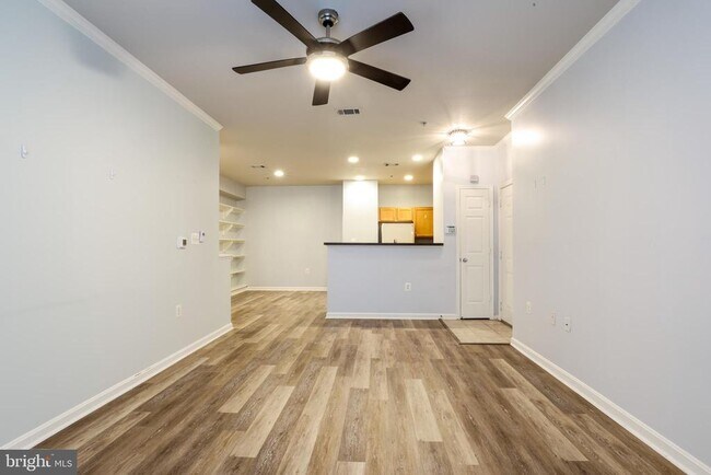 Foto del edificio - 5123 Travis Edward Way