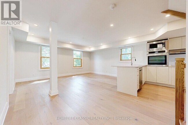 Building Photo - 33 Centre St