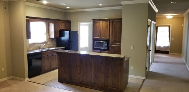 Building Photo - 3 bedroom 2 bath home