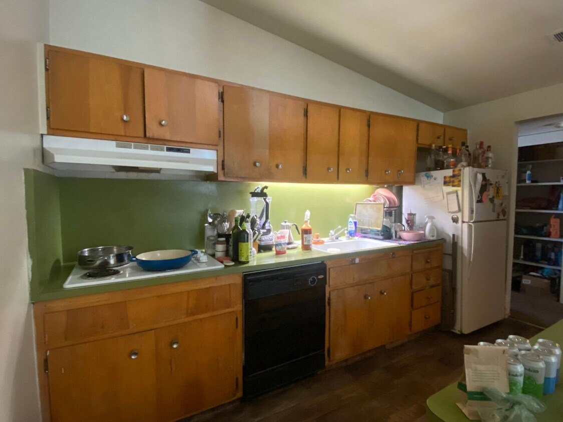 Primary Photo - 1104 - 1106 Drake Drive