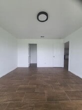 Building Photo - 915 24th St