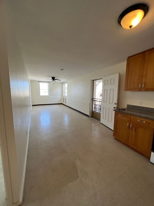 Building Photo - 2 bedroom 1 bath in Liliha!