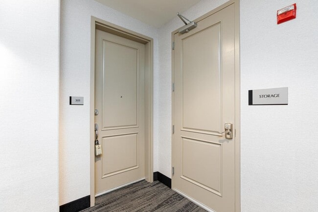 Foto del edificio - Partially Furnished Condo | Gourmet Kitchen, Pool & Fitness Center | 6-Month Lease Available