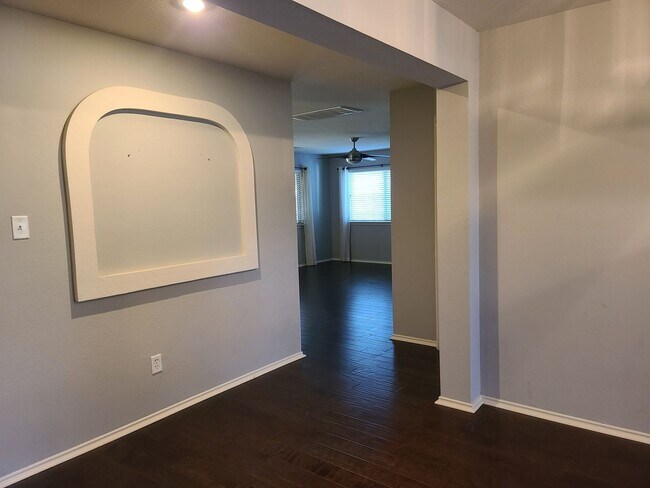 Building Photo - Gorgeous 4 Bed / 3 Bath in Block House Creek
